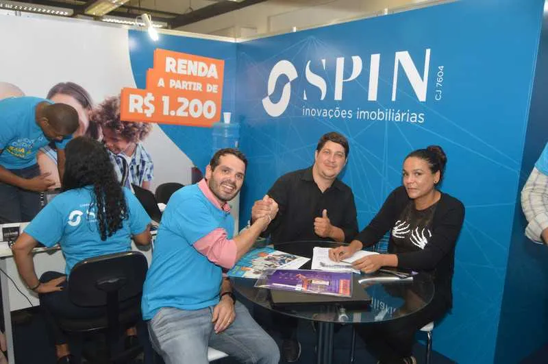 Empresário Bruno Serpa Pinto fecha a venda de um apartamento com clientes