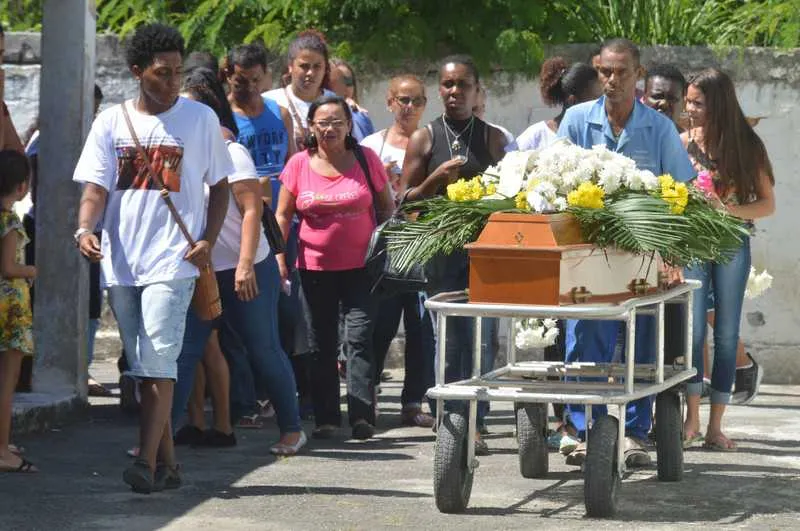 Corpo de Myllena Oliveira foi sepultado na manhã de ontem, no Cemitério do Maruí, no Barreto 