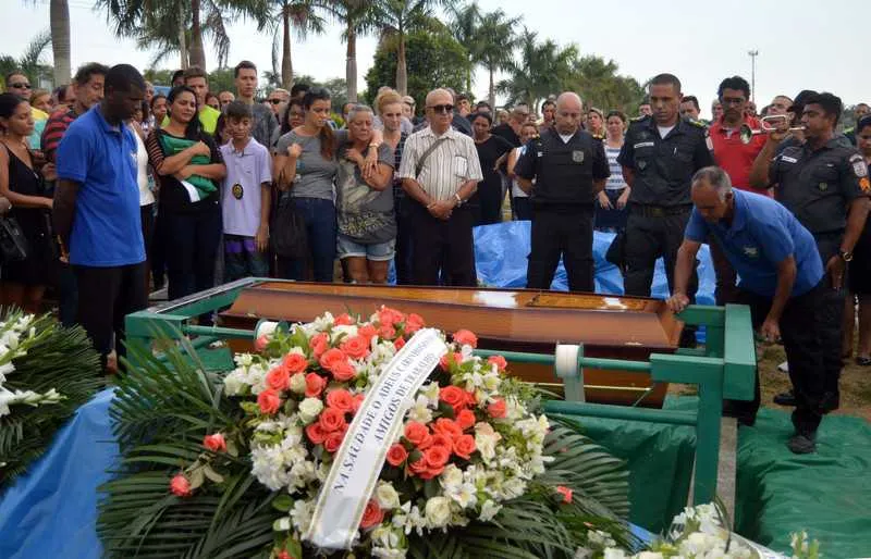  Parentes e amigos compareceram ao sepultamento do cabo Rodrigo Marques Paiva, morto na noite da última quinta-feira, quando lanchava em um treiler no bairro de Marambaia, onde morava