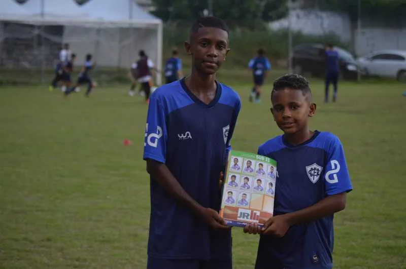 Erick e Breno já foram figurinhas no álbum ilustrado da Campeonato Carioca de Futsal, em 2016

