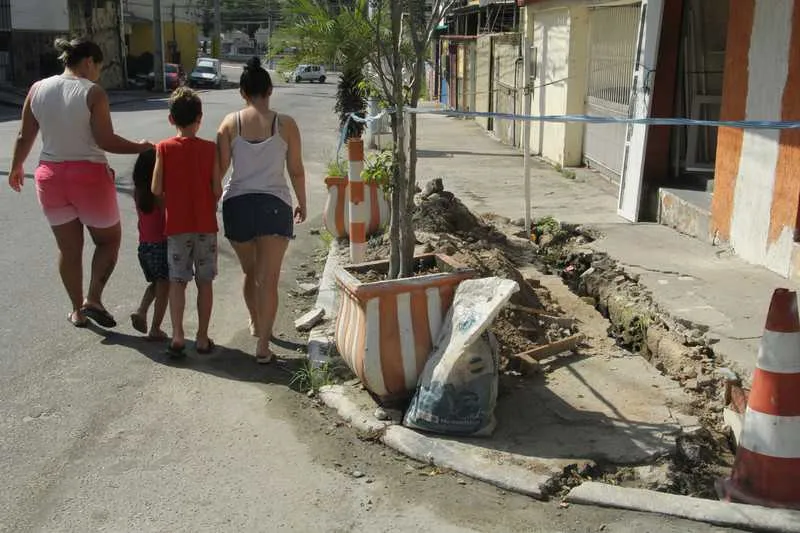 Moradores e comerciantes contam que a obra tem causado prejuízos