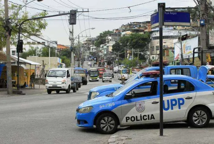 Jovem, de 17 anos, estava próximo de casa