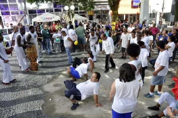 Entre as atividades oferecidas está a aula de capoeira