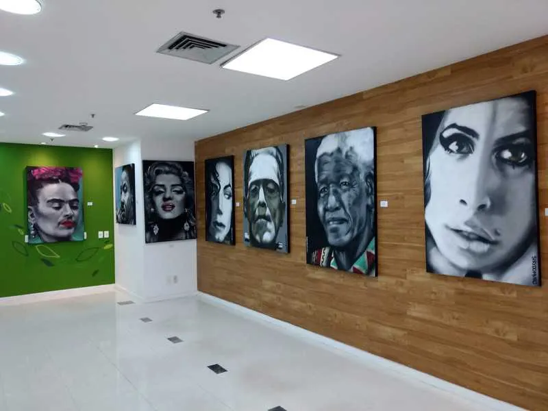  Quadros de Siri do Muro retratam personagens da ficção e personalidades públicas mundiais. Já Cabal retrata uma arte mais abstrata,com expressão de sentimentos e da cultura africana