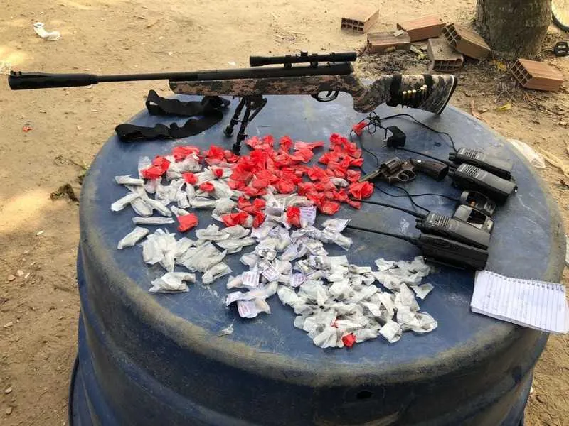 No Conjunto BNH, os PMs apreenderam fuzil de precisão 556, revólver, cocaína e maconha