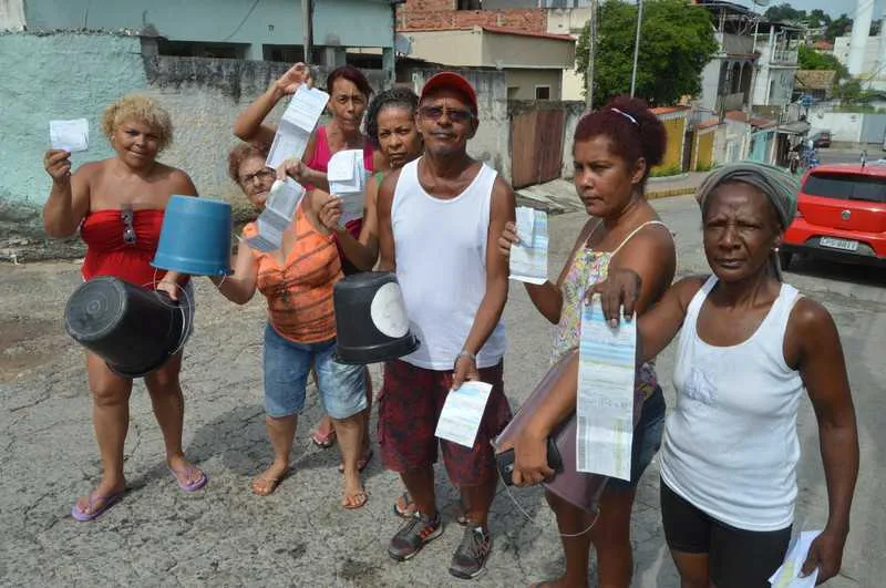 Moradores protestam contra falta de água na região, mas contas com valores altos continuam chegando