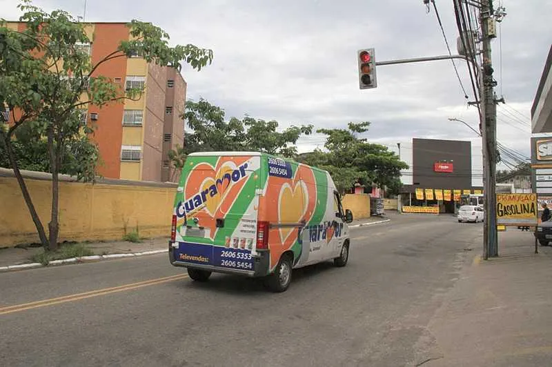 >> Motoristas não respeitam o sinal na Rua Vicente de Lima Cleto