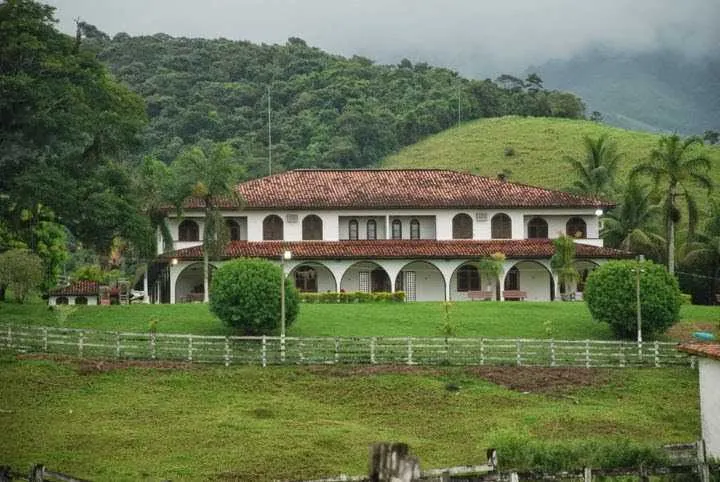 A fazenda está abandonada e é alvo de saqueadores