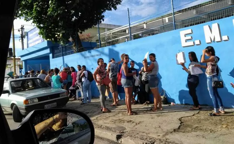  Pais enfrentaram longas filas mas vagas já estavam preenchidas pelo sistema de matrículas online