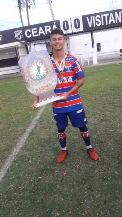 Brunno joga no sub-17 do Fortaleza. Também foi da base do Botafogo