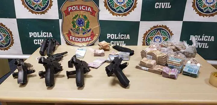 As armas usadas pelos integrantes do grupo e o dinheiro que foi roubado da agência foram apreendidos pelos policiais da Delegacia de Roubos e Furtos (DRF)