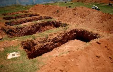 Sepulturas no Cemitério Parque da Rosas para enterrar vítimas   