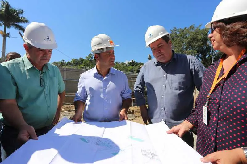 Rodrigo Neves esteve na construção da Estação de Tratamento de Esgoto, na região de Pendotiba