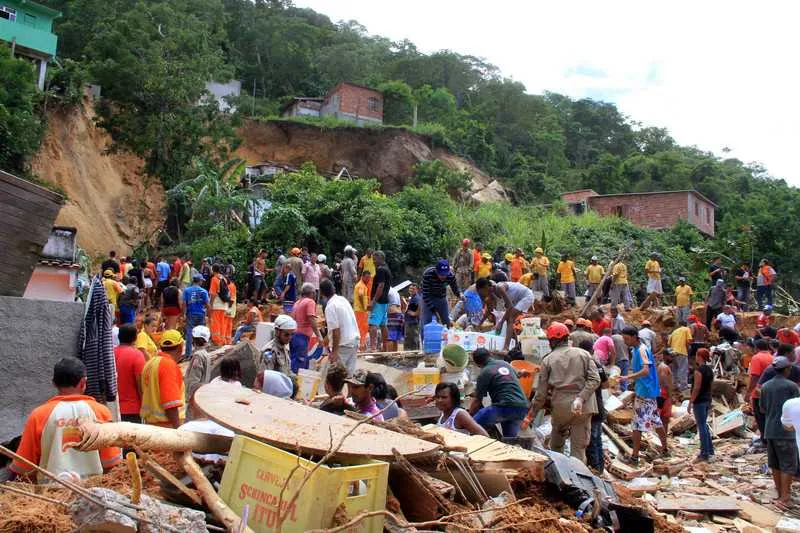 Desabamento aconteceu no Morro da Boa Esperança neste sábado (10)