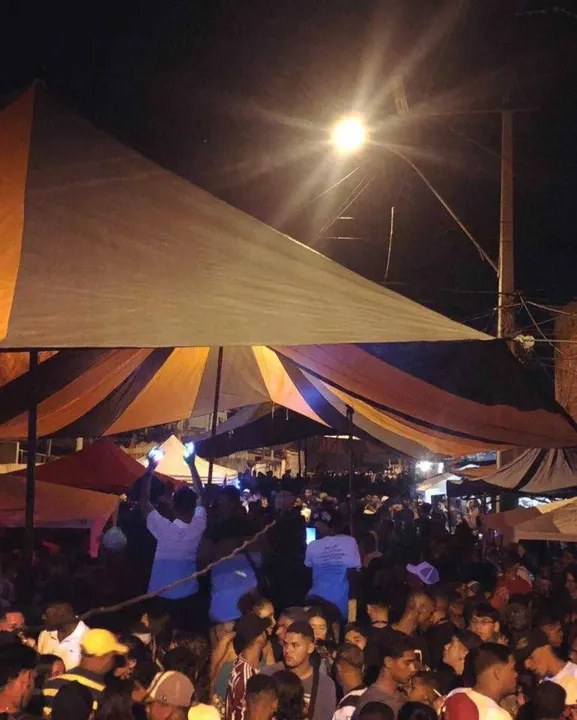 Existem bailes organizados, com tendas para evitar a interrupção do evento por causa da chuva