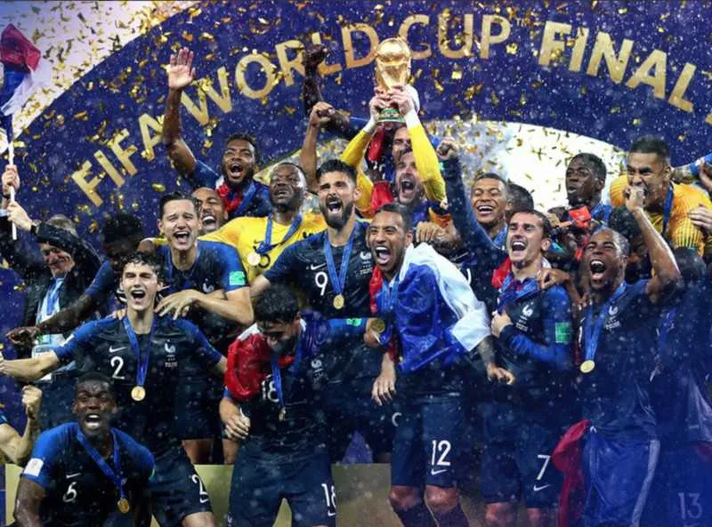 Bicampeõs mundiais, os franceses ergueram radiantes a taça