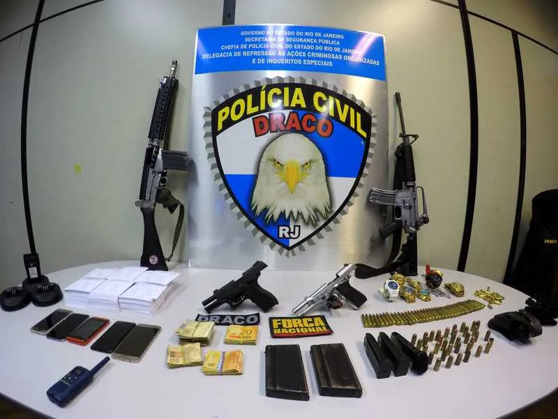 Dois policiais militares foram presos e três suspeitos estão foragidos