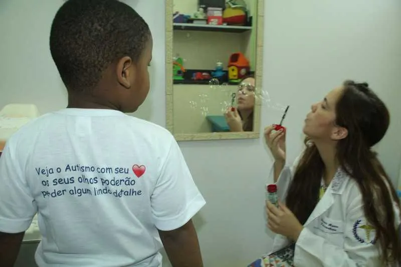 rofissionais do Espaço do Autista, localizado no bairro Paraíso, em São Gonçalo, buscam proporcionar às crianças diagnosticadas com o transtorno, uma infância mais alegre e