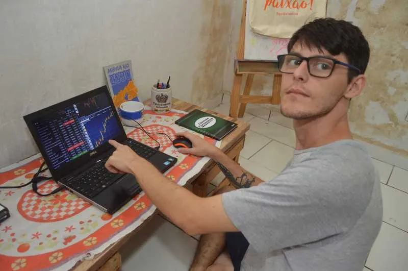  Morador do Bairro Antonina, Matheus Guimarães cria portal com artigos sobre o mercado financeiro