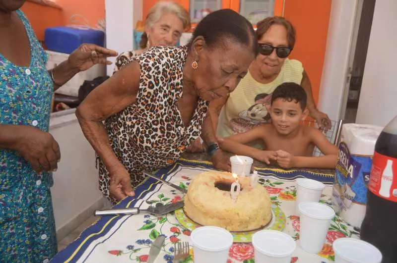  Edith, de 100 anos, é cuidada pela filha Edna, de 79 anos