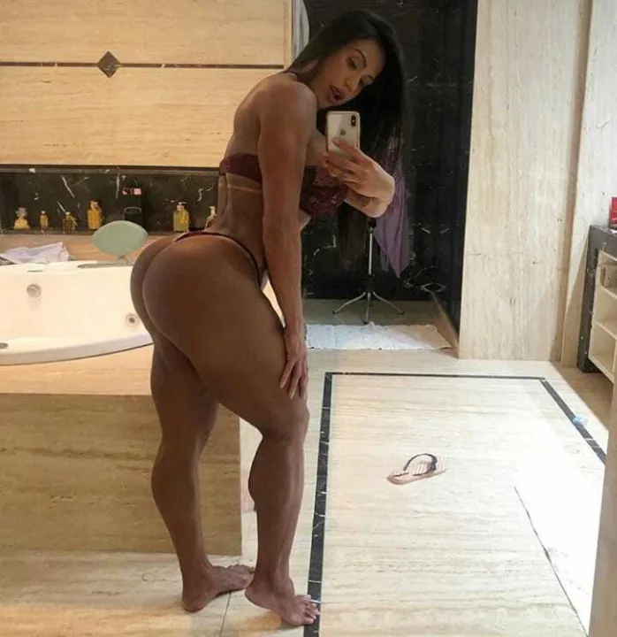 Imagem ilustrativa da imagem Gracyanne Barbosa revela perder 2kg durante ensaio de escola de samba