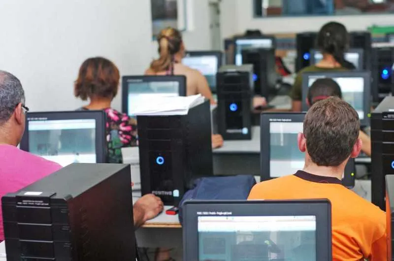 Entre os cursos de graduação oferecidos está o de Tecnologia em Sistemas de Computação