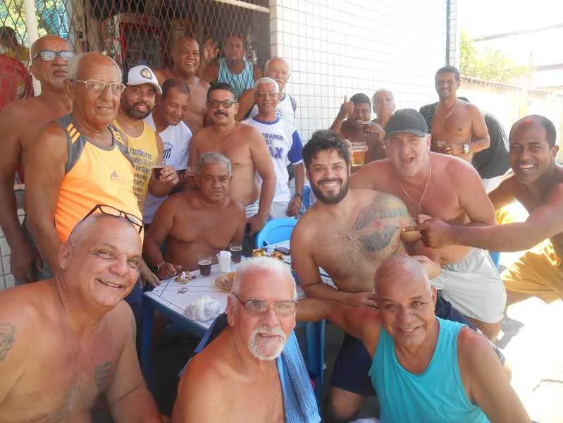 Os integrantes do Grupo Bola e Copo jogam no Barreirão