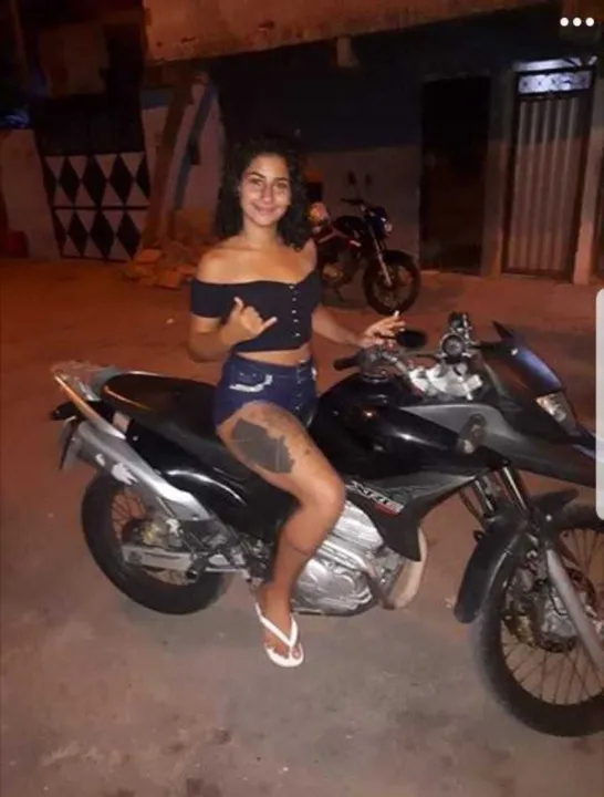 Rayane gosta de fazer fotos portando armas de grosso calibre