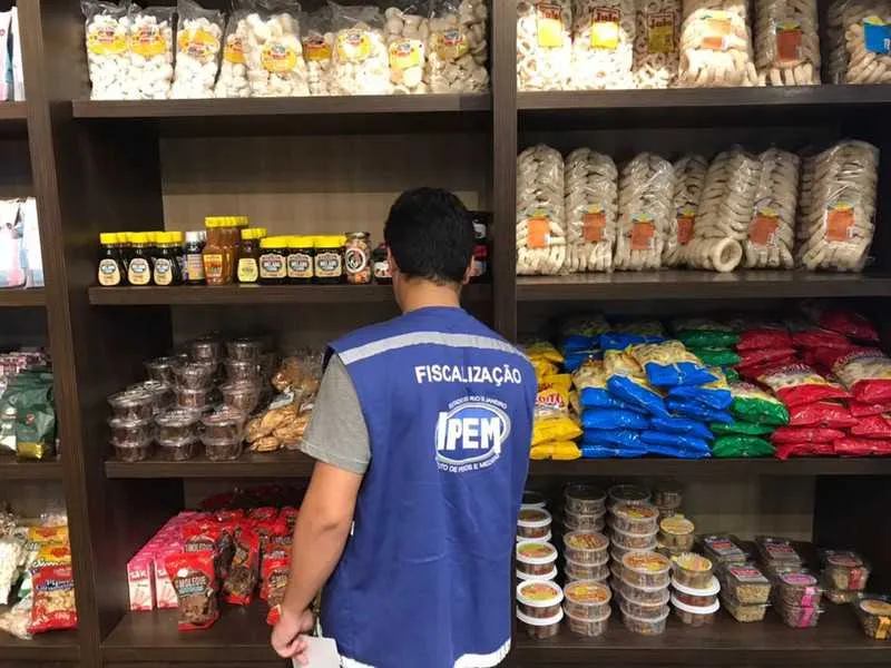 Ipem autua três comércios 
por diversas irregularidades
