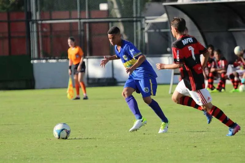 Brayan mora na Trindade, mas todo dia viaja para a Região dos Lagos, onde treina no Sampaio