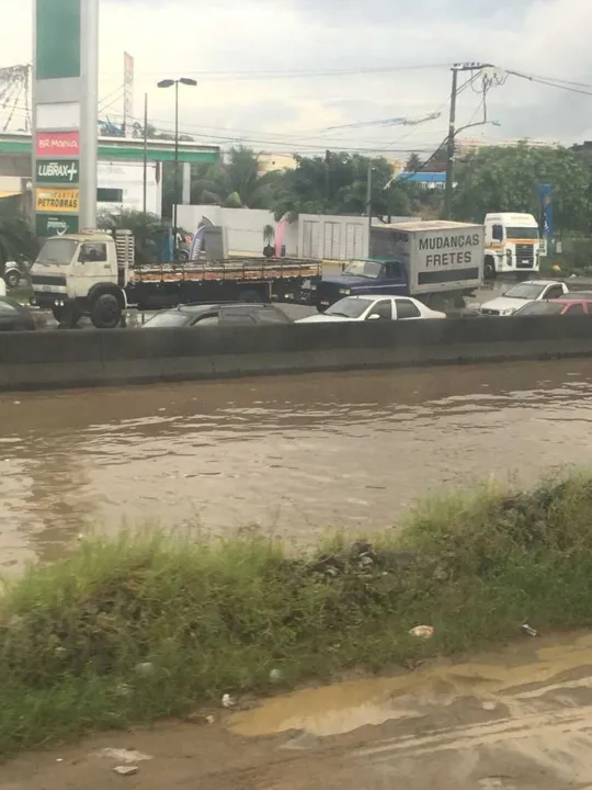 Alagamento na RJ-104 complica o trânsito pela manhã
