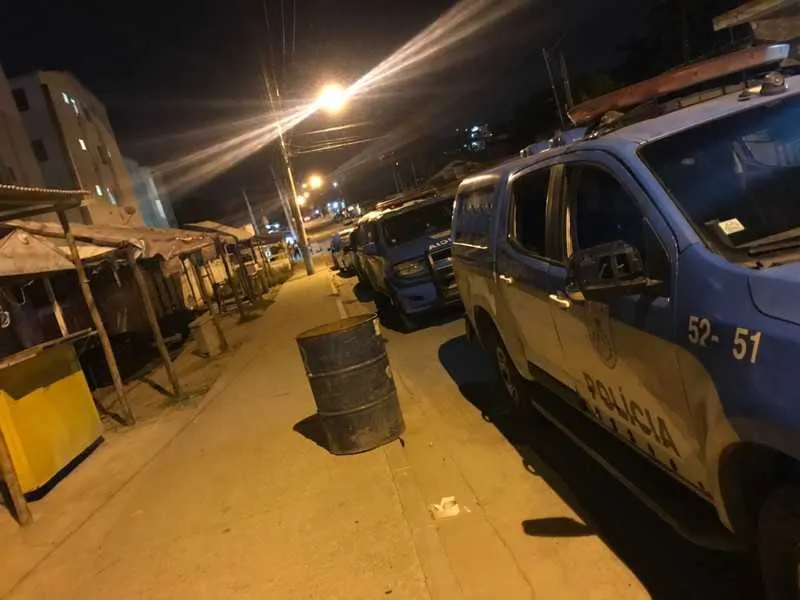 >> Muitos carros da polícia foram ao local para verificar denúncia