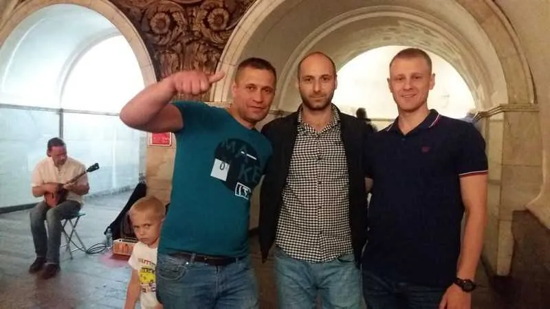 Torcedores russos Andrew Polovikov, Sasha Abasov e Evgenily Lvgameiko