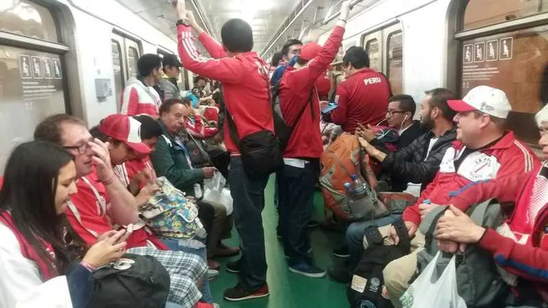 >> Peruanos se destacam em metrô na Rússia, ao usarem camisa da equipe andina. Eles se encontraram presentes também nas compras 