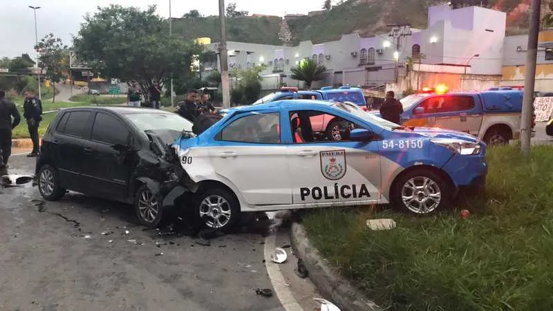 Os PMs foram atropelados enquanto tentavam socorrer um colega de farda vítima de capotamento