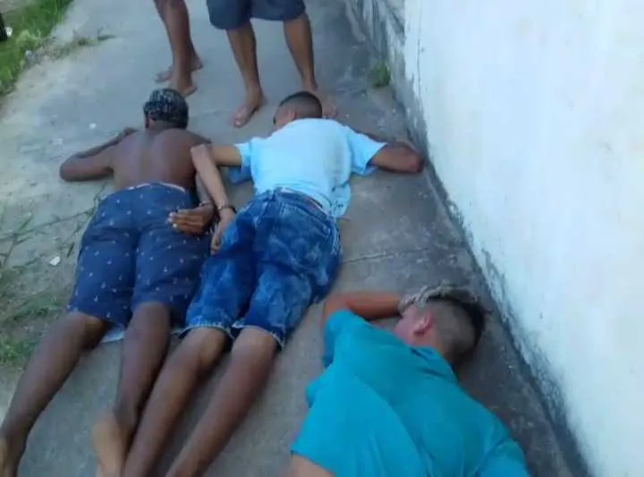 O trio tinha acabado de roubar o veículo de uma mulher na Rodovia Amaral Peixoto 