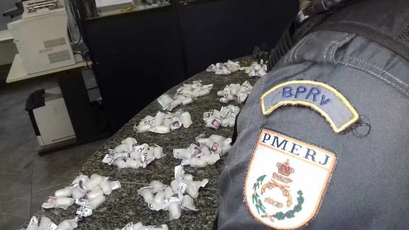 Menor estava com centenas de pinos de cocaína