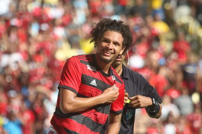 Arão comemora primeiro gol da partida