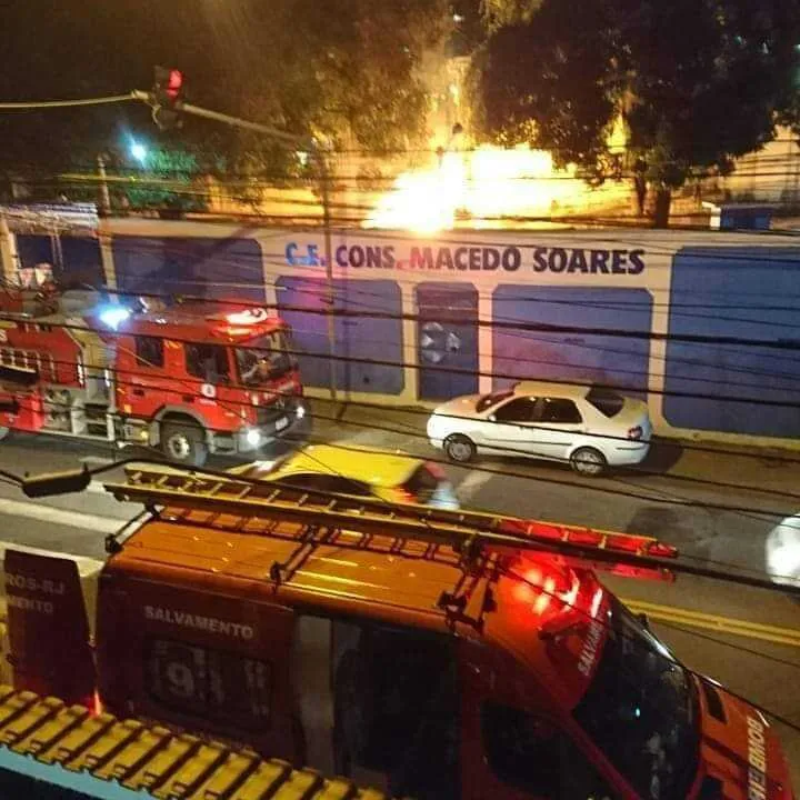 Os bombeiros chegaram para conter o fogo por volta das 22h 