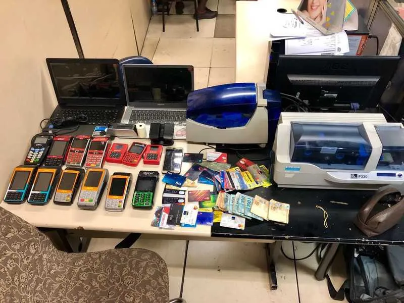 Foram apreendidos mais de 70 cartões bancários