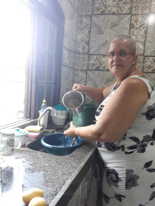 Para lavar louça Denise tem usado uma bacia para economizar