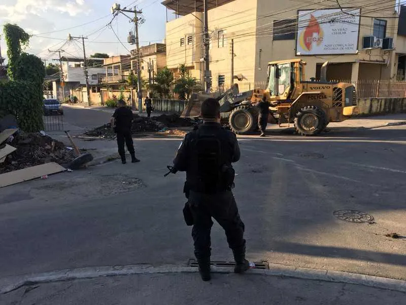 Imagem ilustrativa da imagem Após morte de Schumaker, PM faz retirada de barricadas em São Gonçalo
