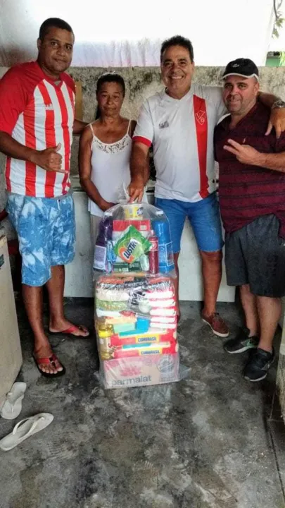 Os integrantes do time de futebol entregaram cesta básica