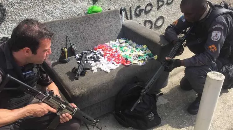 Com o suspeitos os agentes apreenderam uma pistola e drogas