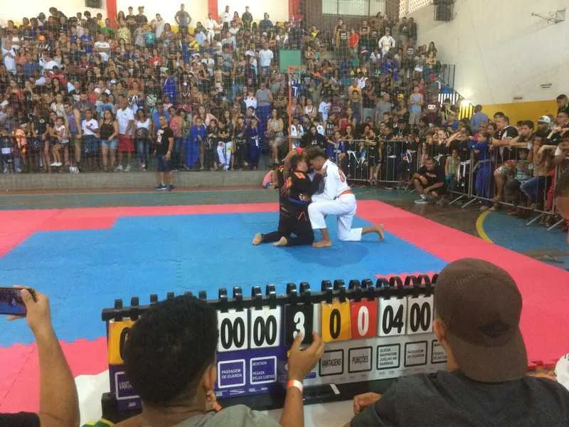 Torneio reúne dezenas de atletas do jiu jitsu de diferentes faixas etárias