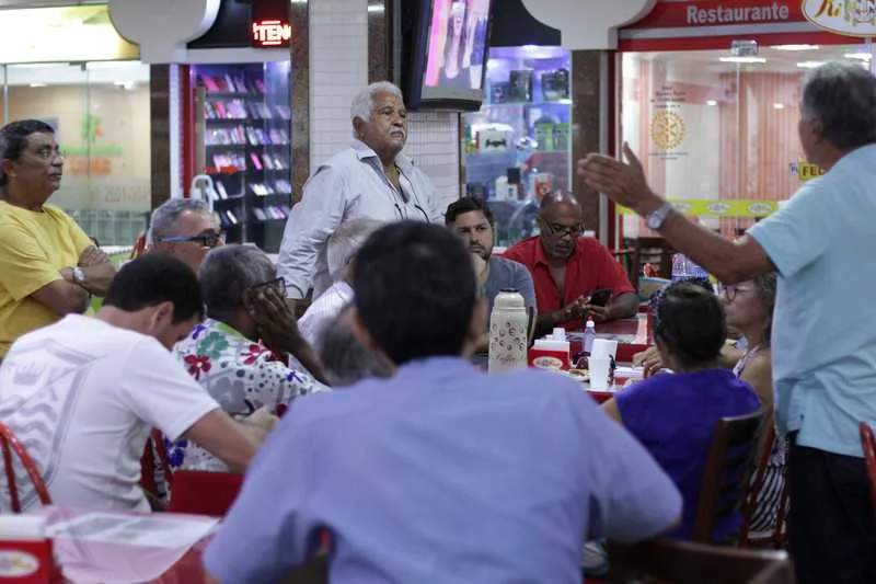 >> Alguns comerciantes de São Gonçalo tiveram aumentos de mais de 1000% na taxa de lixo,cobrada junto do IPTU da cidade VIEIRA.