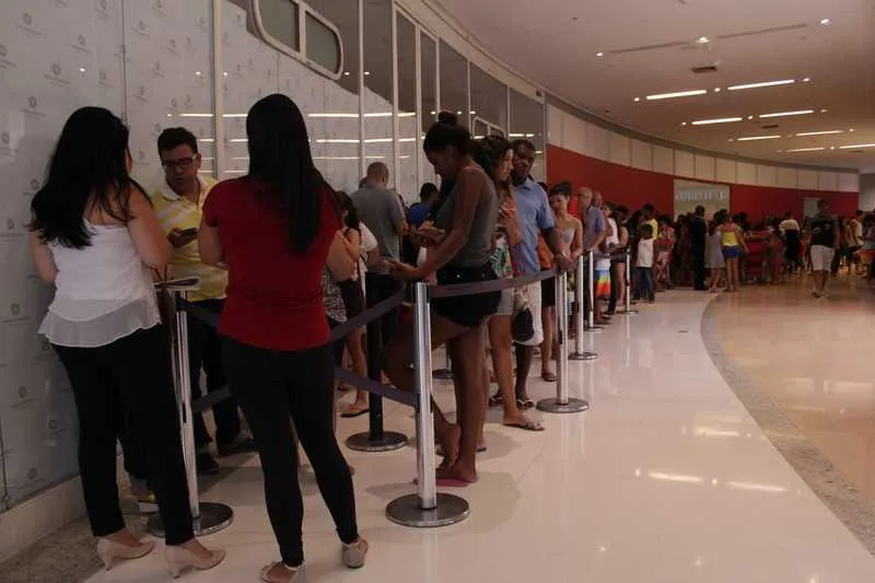>> No Partage Shopping, no Centro de S. Gonçalo, uma grande quantidade de pessoas esperou muito em filas pelo atendimento 