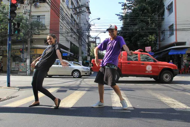 Para seguirem para Florianópolis, os dançarinos se revezam vendendo doces nos semáforos
