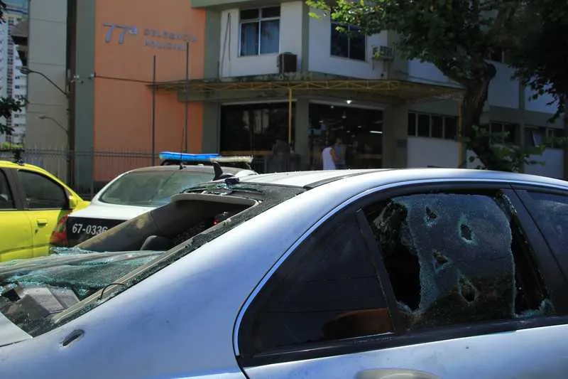 O carro ficou com marcas de tiros, dados pelos criminosos. O agente penitenciário conseguiu escapar do atentado e se refugiar