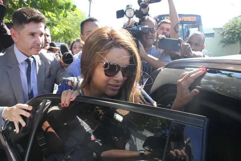 A deputada federal Flordelis foi à DH, mas não conseguiu ver o filho preso, suspeito pelo crime